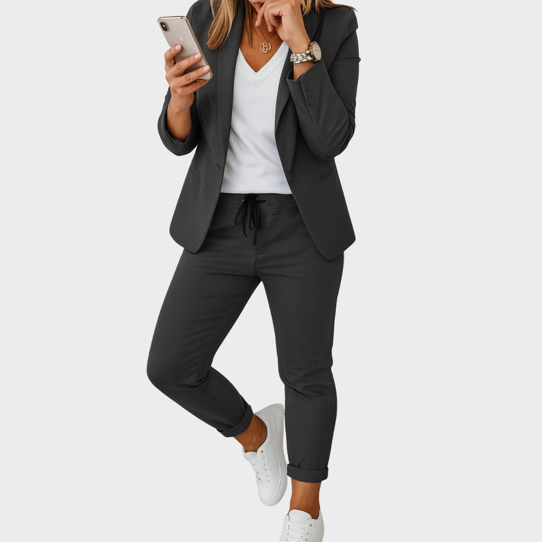 Терина – Софистициран Костюм