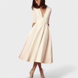 Елеонора - Елегантна рокля с V-образно деколте