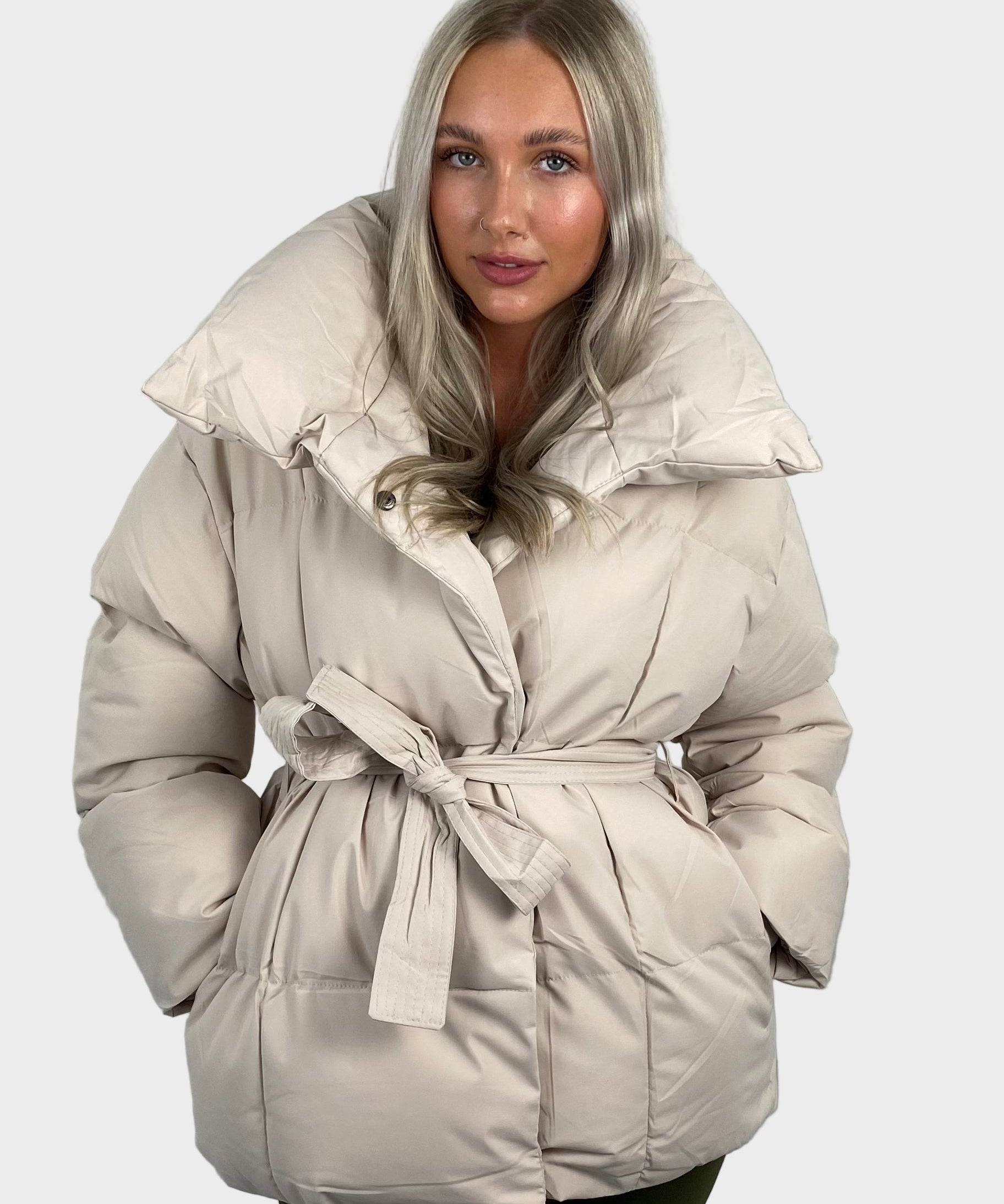 Ориана - Късо пухено яке с връзки на талията