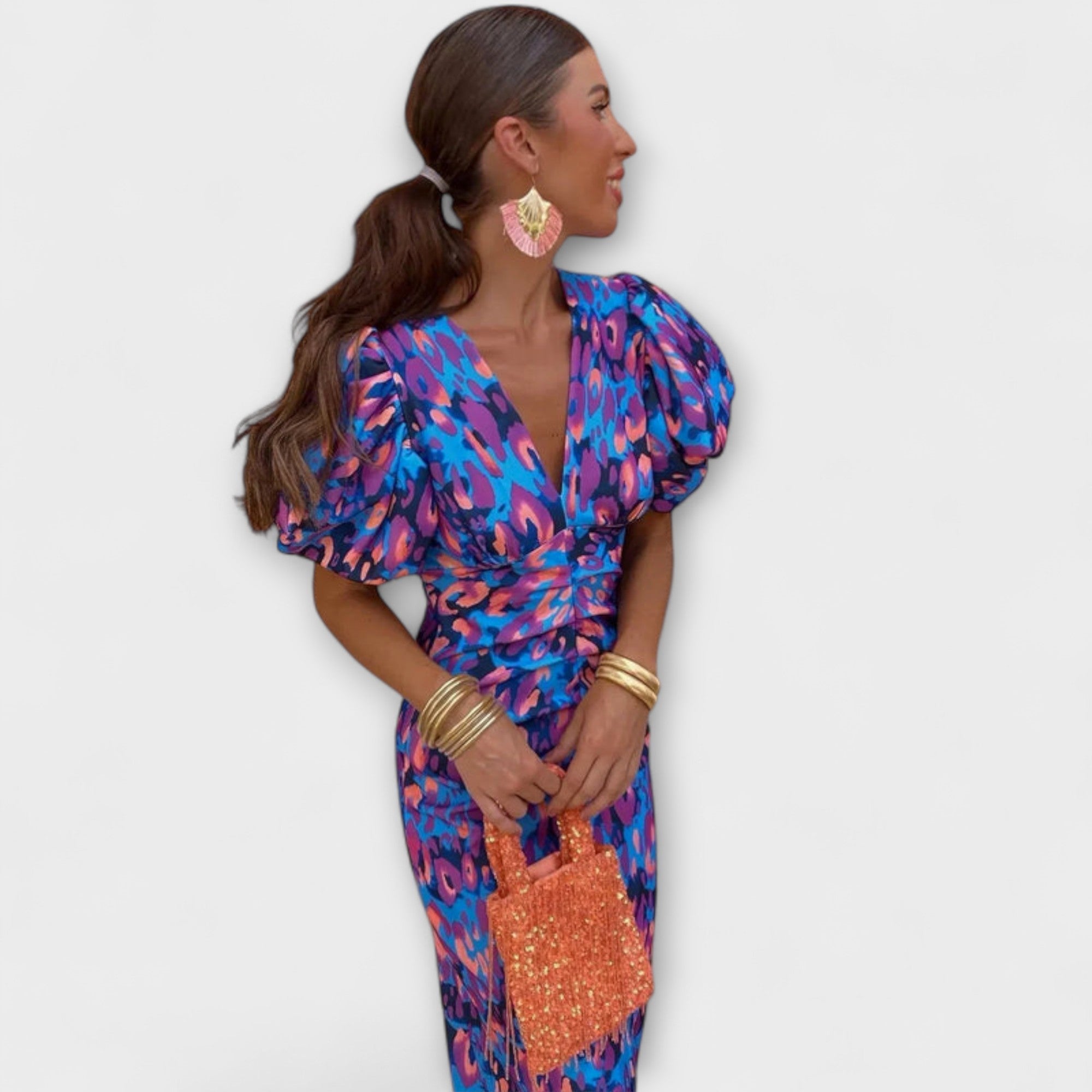 Марика - Елегантна рокля с V-образно деколте