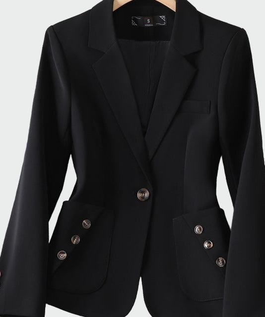 Царива - Блейзър с добре очертана талия.