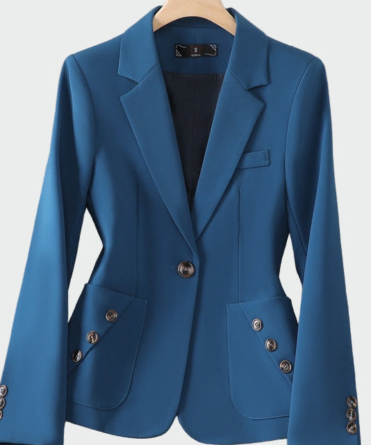 Царива - Блейзър с добре очертана талия.